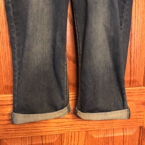 NEW LISTING! Earl Capri Jeans - Picture 5 of 9